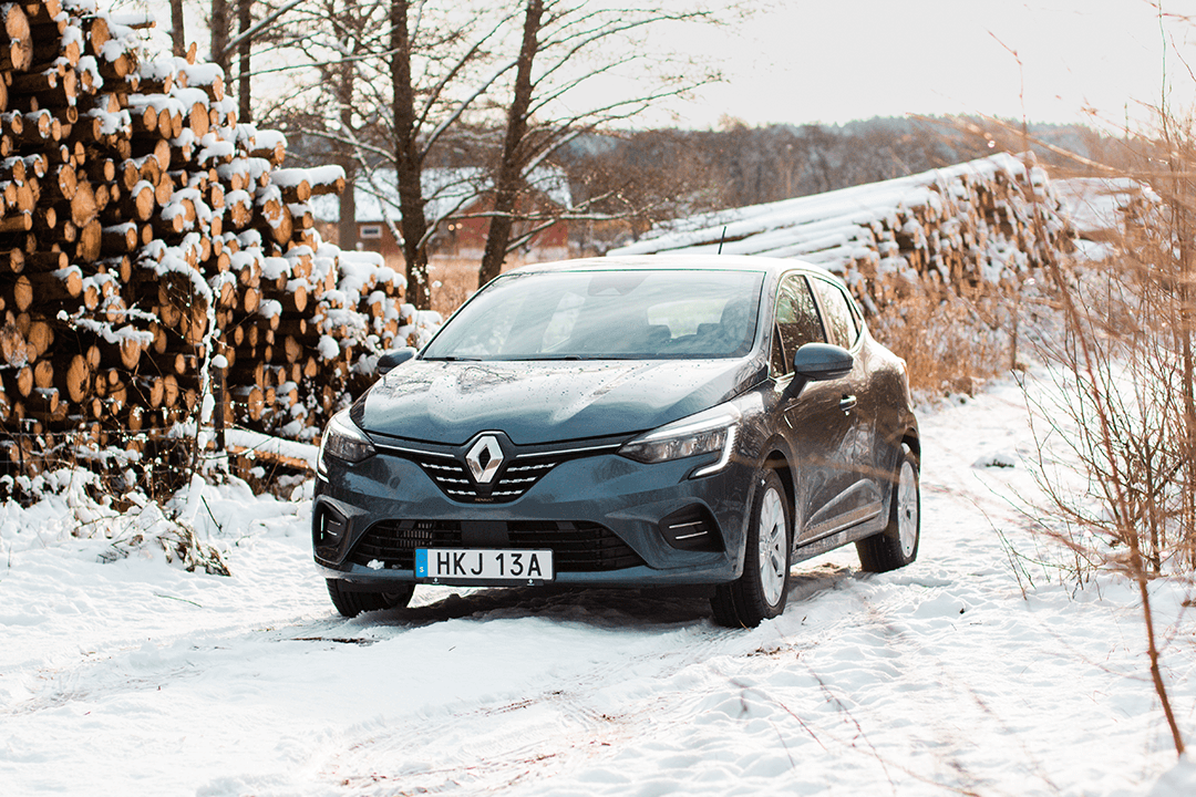 Renault-Clio-front-snow