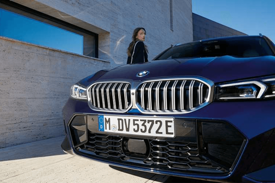 BMW-330e-xDrive-Touring-front